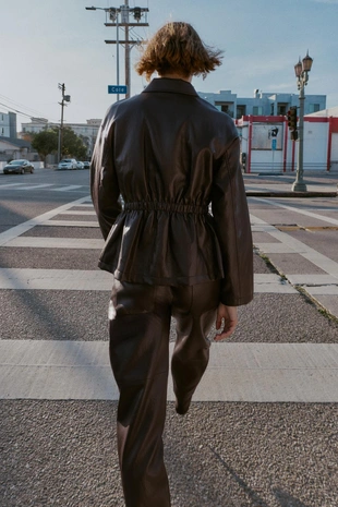 Куртка из искусственной кожи с эластичным поясом- Заказать в России