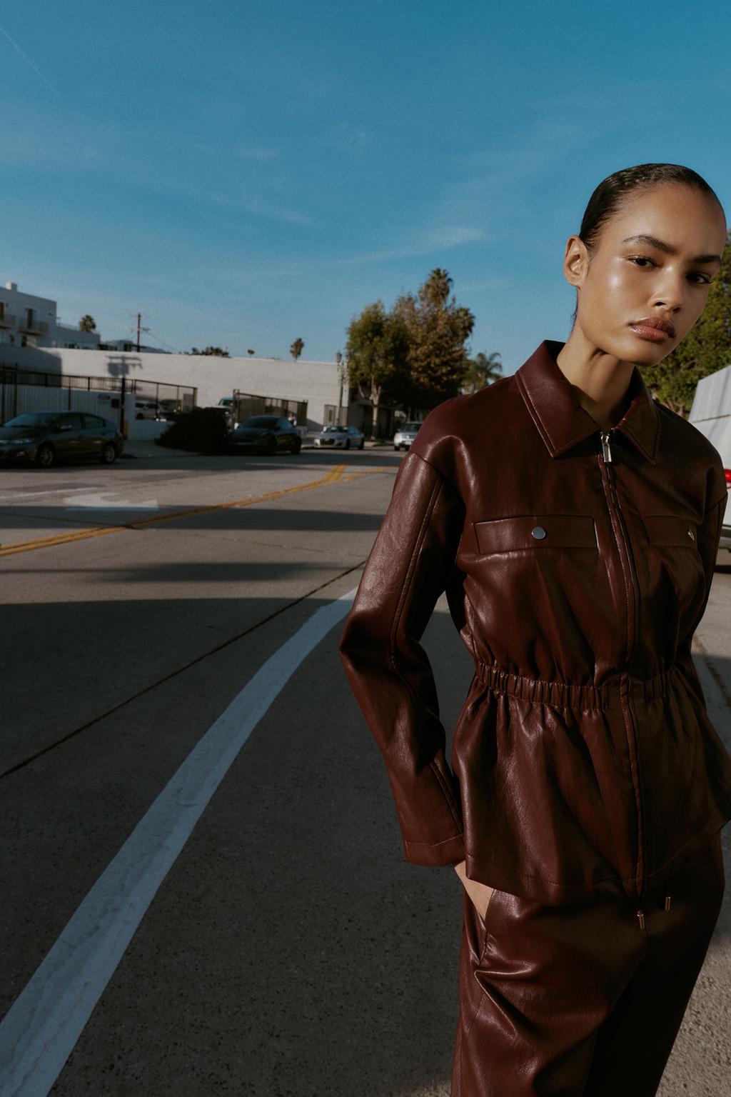 КУРТКА ИЗ ИСКУССТВЕННОЙ КОЖИ С ЭЛАСТИЧНОЙ ТАЛИЕЙ