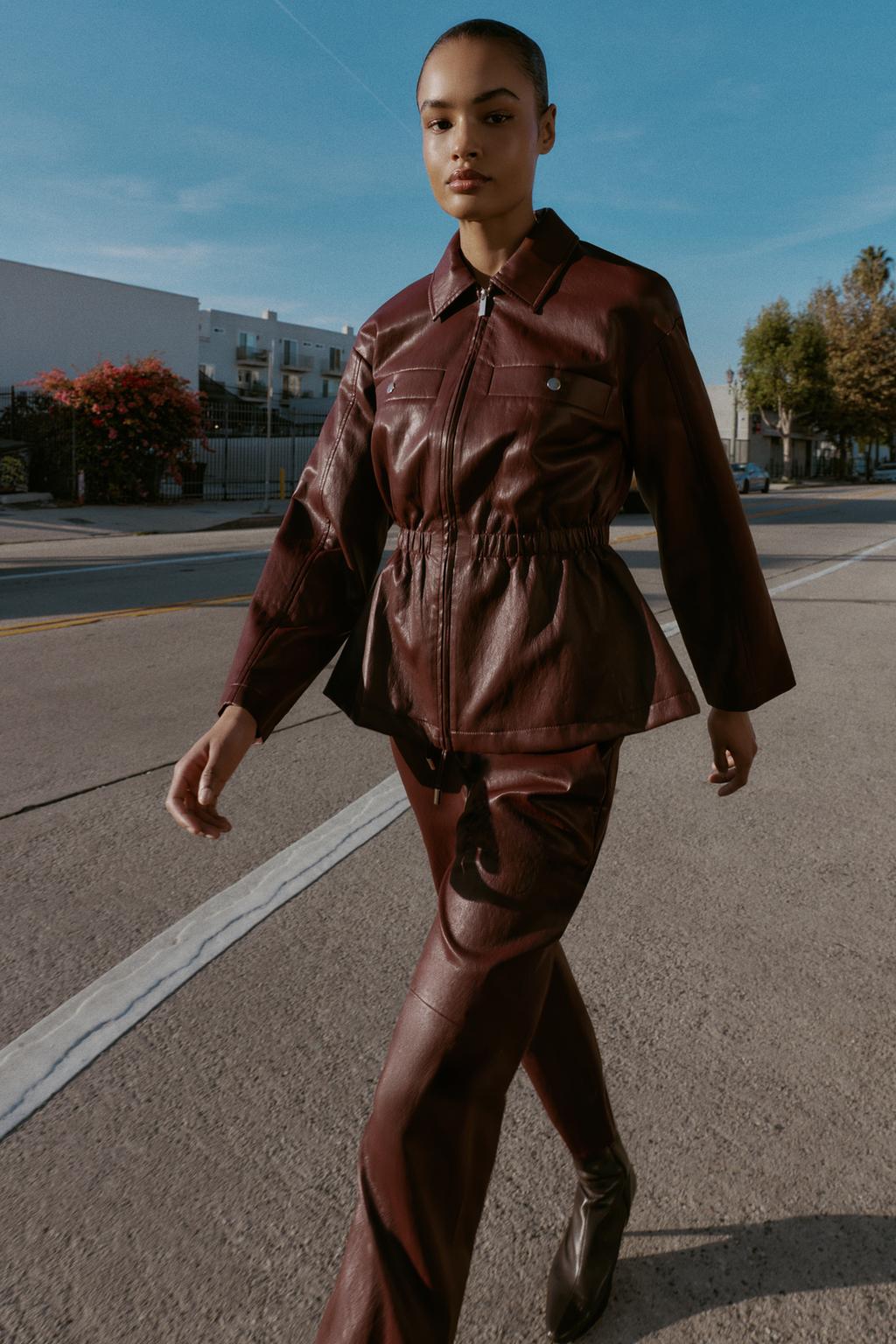 КУРТКА ИЗ ИСКУССТВЕННОЙ КОЖИ С ЭЛАСТИЧНОЙ ТАЛИЕЙ