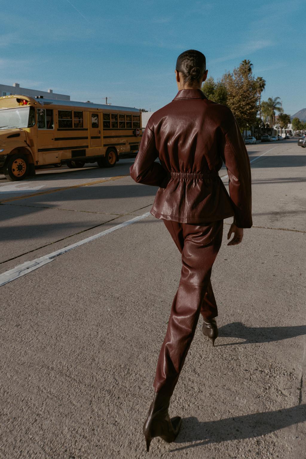 КУРТКА ИЗ ИСКУССТВЕННОЙ КОЖИ С ЭЛАСТИЧНОЙ ТАЛИЕЙ