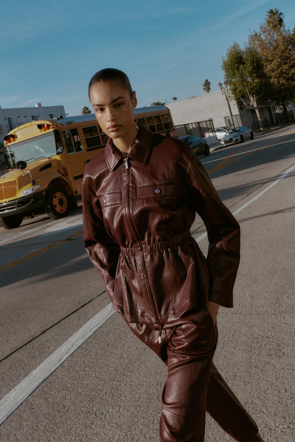 КУРТКА ИЗ ИСКУССТВЕННОЙ КОЖИ С ЭЛАСТИЧНОЙ ТАЛИЕЙ