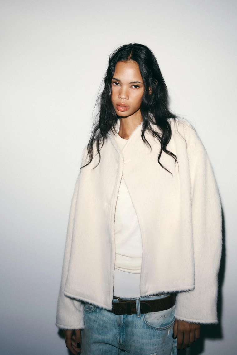 Двубортный пушистый пальто