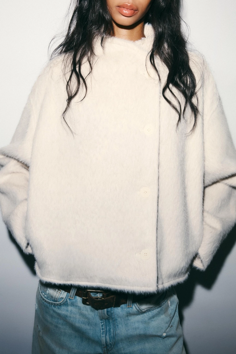 Двубортный пушистый пальто