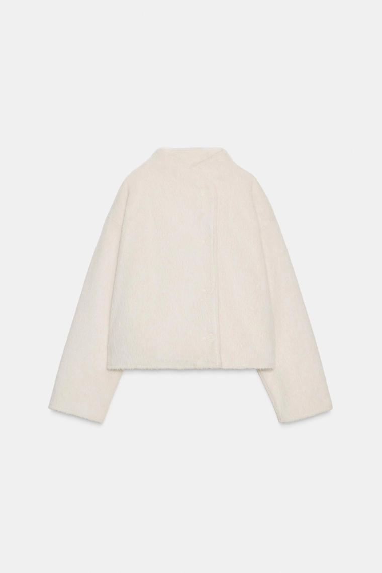 Двубортный пушистый пальто