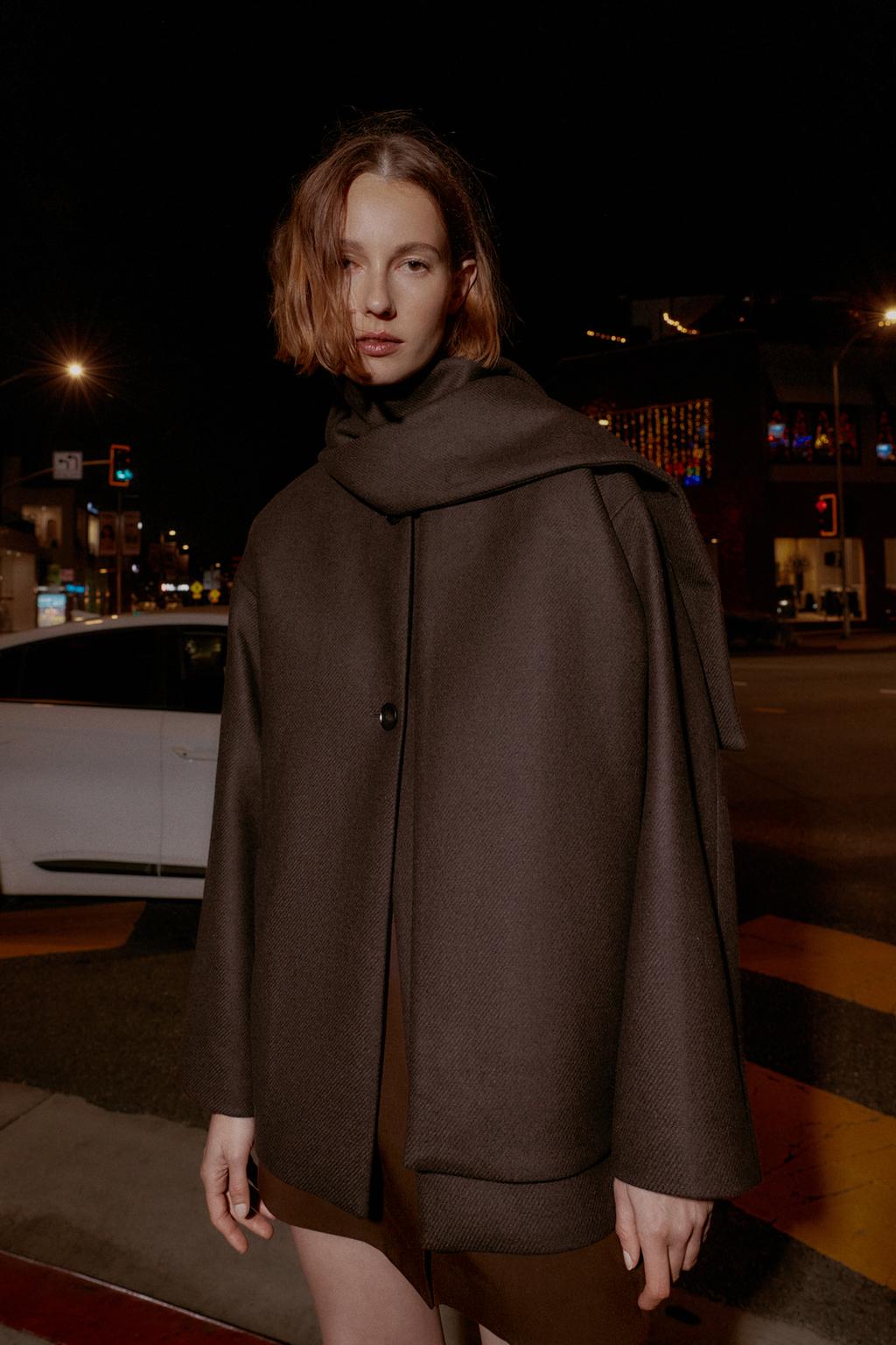 КОРОТКОЕ ПАЛЬТО ИЗ СМЕСОВОЙ ШЕРСТИ С ШАРФОМ