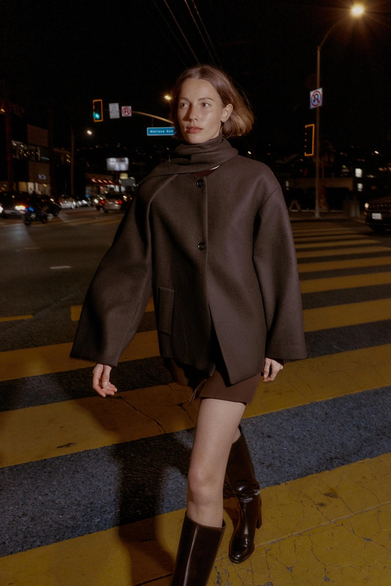 Укороченное шерстяное пальто с шарфом