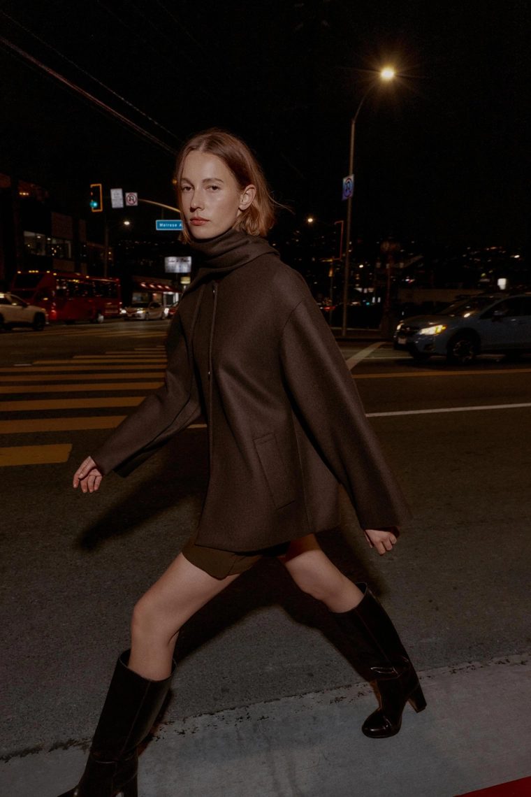 Укороченное шерстяное пальто с шарфом