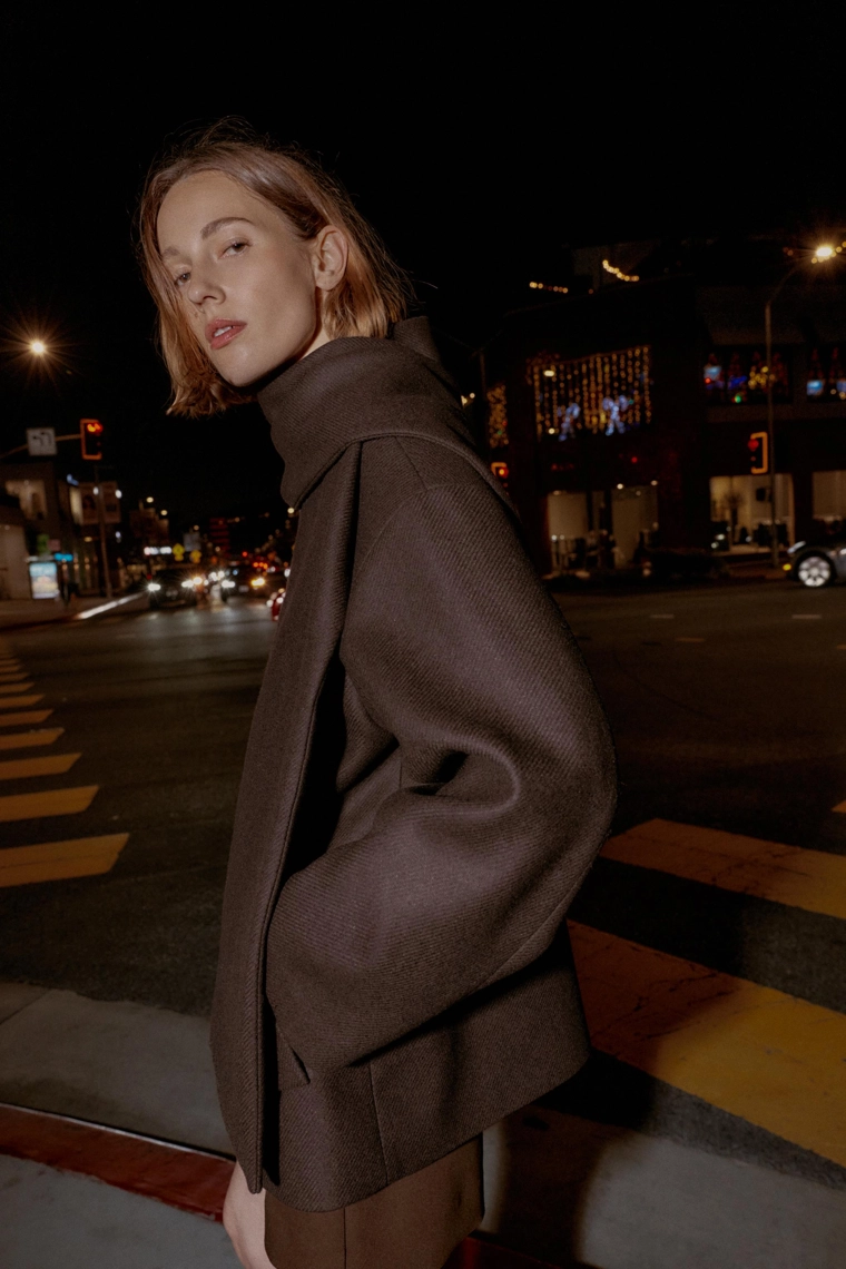 Укороченное шерстяное пальто с шарфом