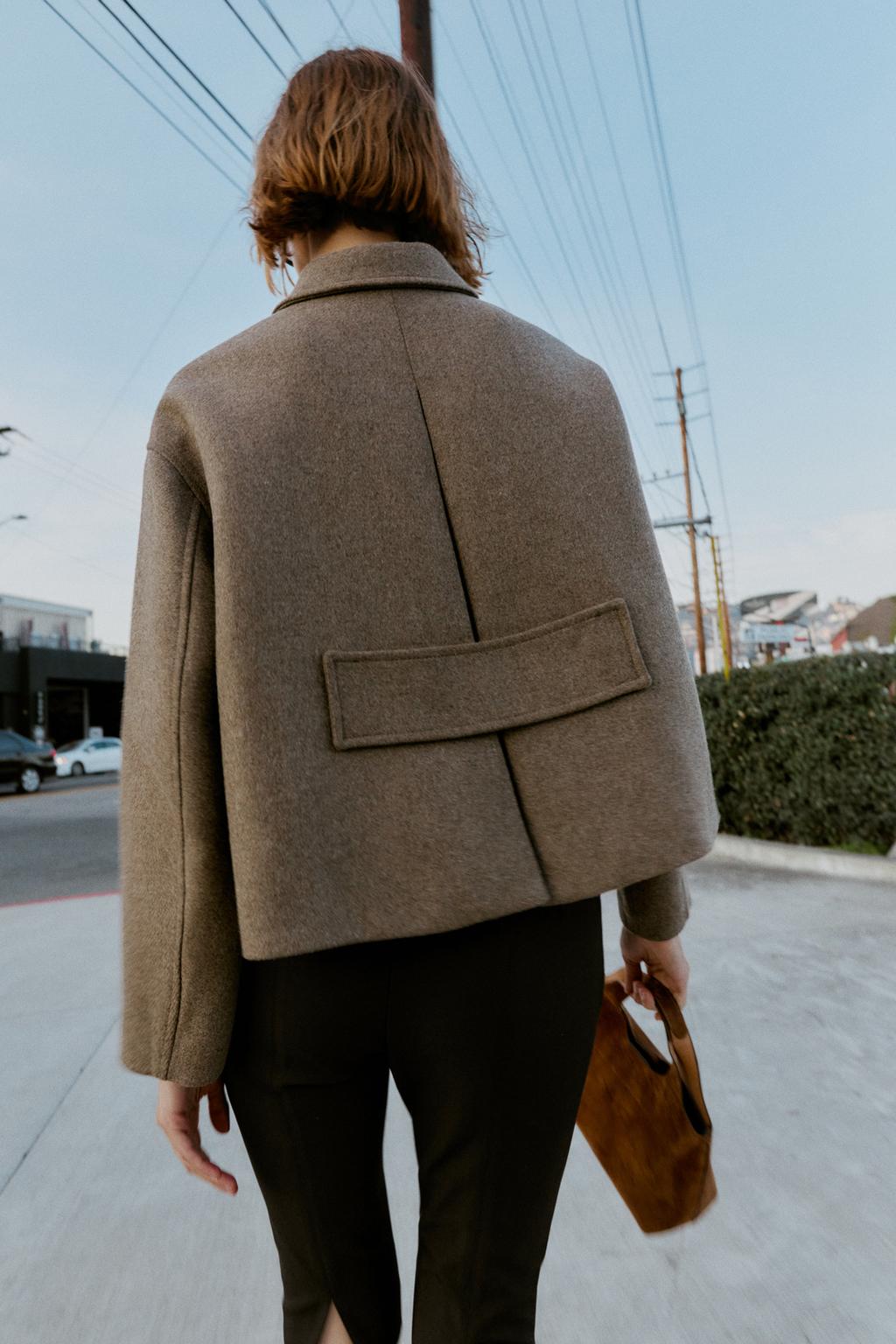 КОРОТКОЕ ПАЛЬТО ИЗ СМЕСОВОЙ ШЕРСТИ