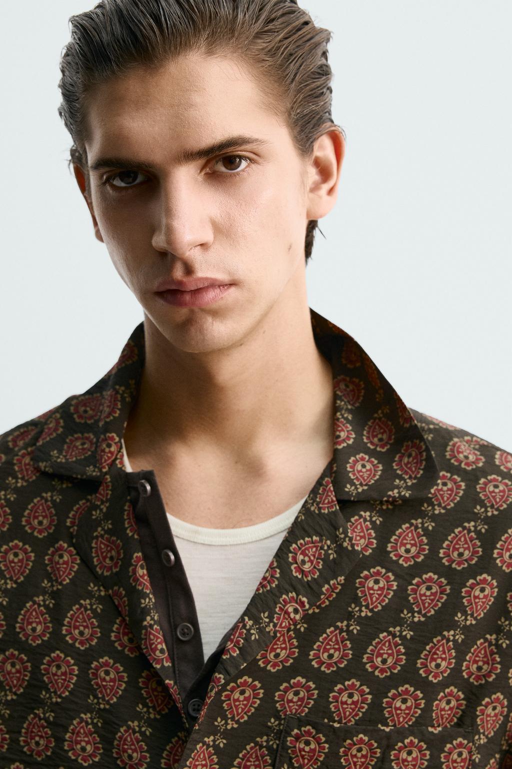 РУБАШКА СТРУЯЩЕГОСЯ ПОКРОЯ С ПРИНТОМ ПЕЙСЛИ