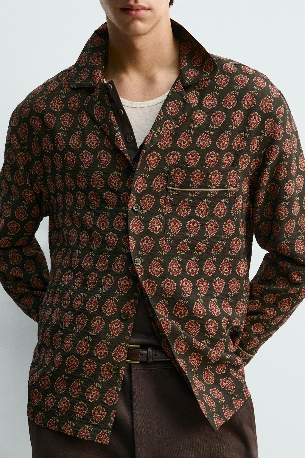 РУБАШКА СТРУЯЩЕГОСЯ ПОКРОЯ С ПРИНТОМ ПЕЙСЛИ