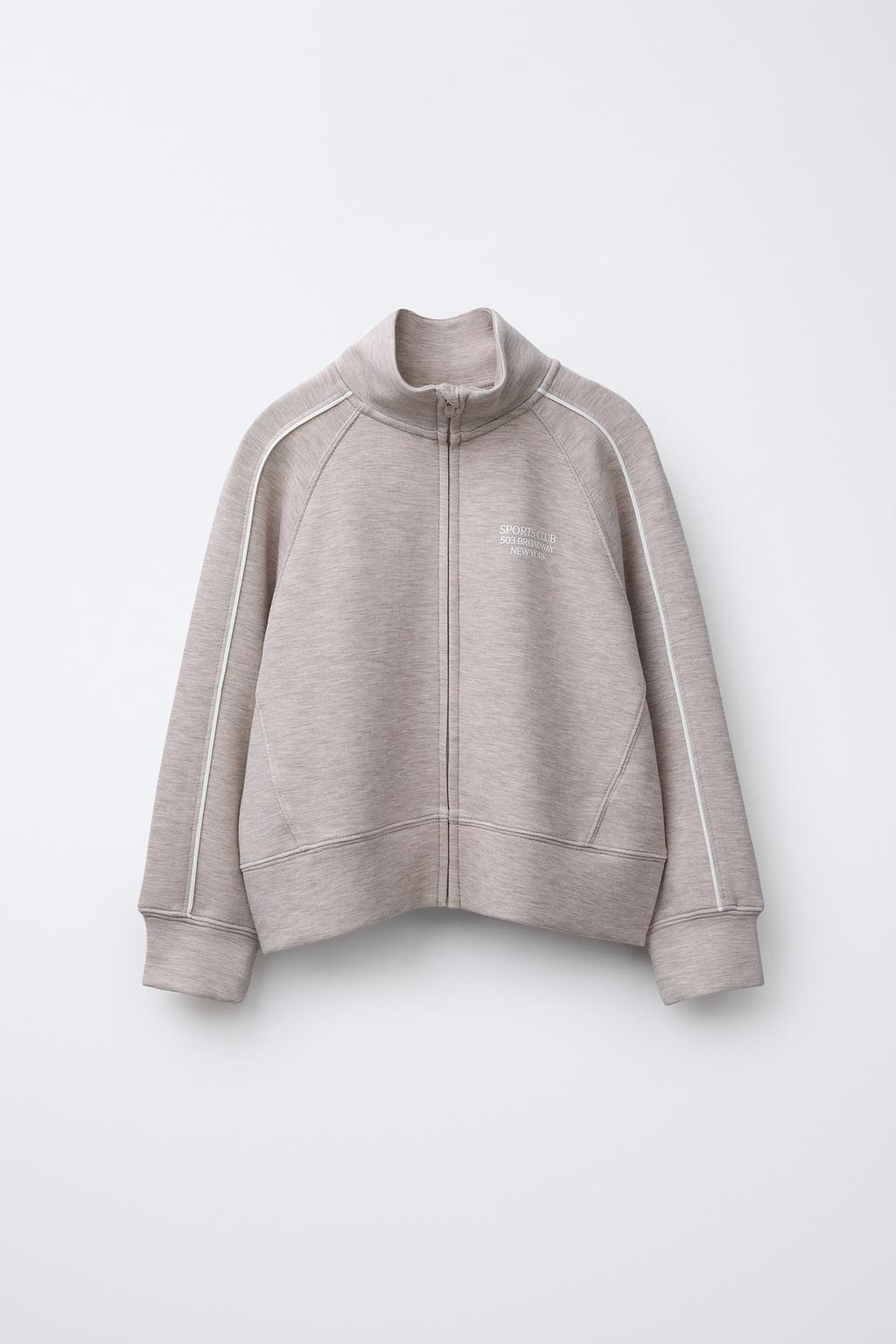 ТОЛСТОВКА ДЛЯ СПОРТА С КОНТРАСТНЫМИ ЭЛЕМЕНТАМИ