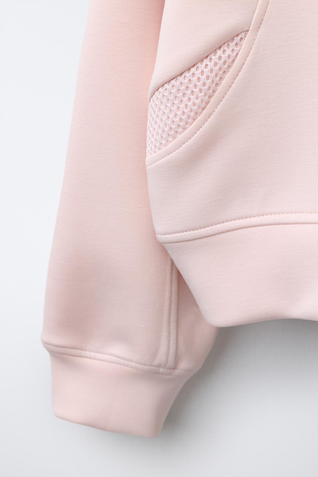 ТОЛСТОВКА С КОМБИНИРОВАННЫМИ СЕТЧАТЫМИ ВСТАВКАМИ И НАДПИСЬЮ