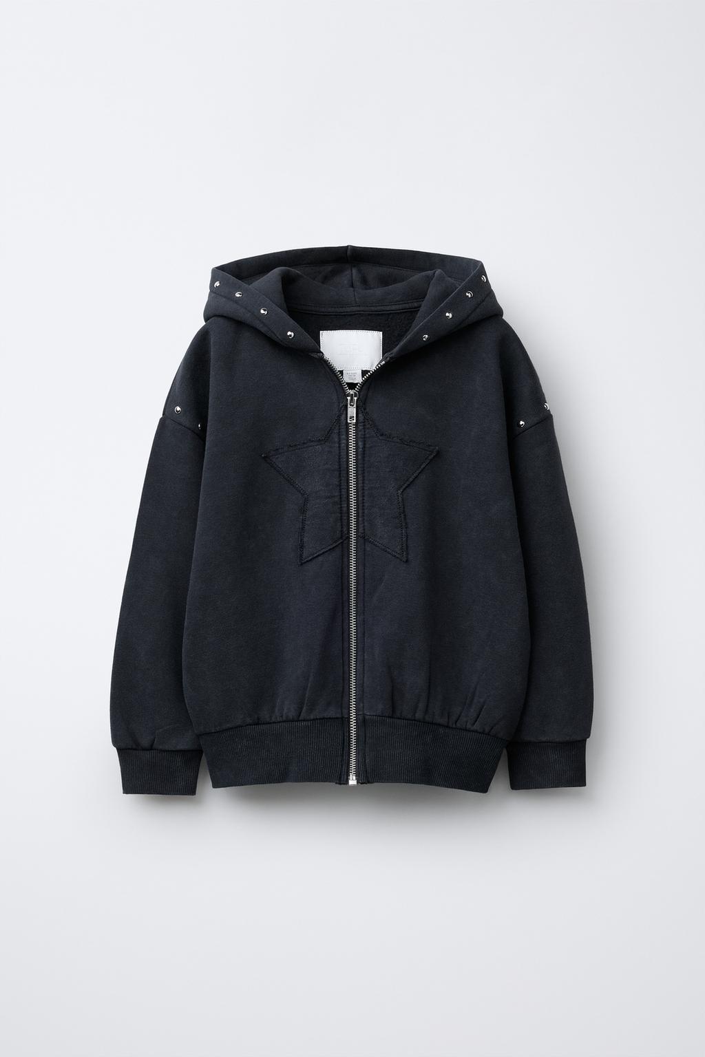 ТОЛСТОВКА С КАПЮШОНОМ, ЭФФЕКТОМ ПОТЕРТОСТИ, ЗВЕЗДОЙ И ЗАКЛЕПКАМИ