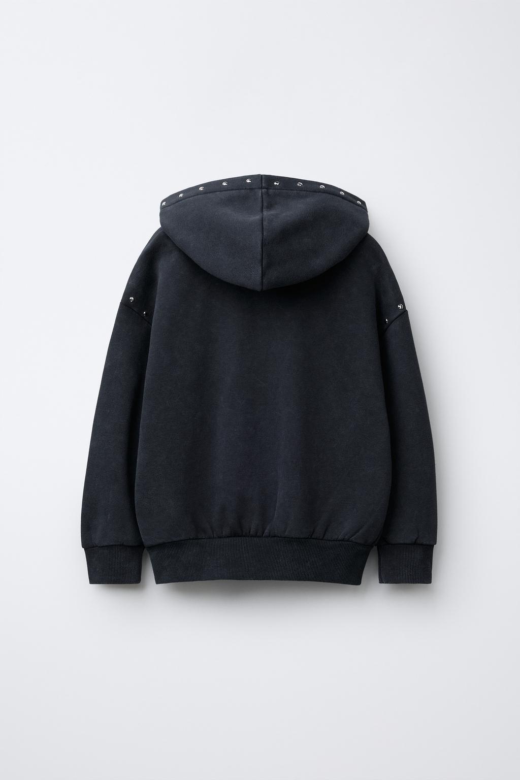 ТОЛСТОВКА С КАПЮШОНОМ, ЭФФЕКТОМ ПОТЕРТОСТИ, ЗВЕЗДОЙ И ЗАКЛЕПКАМИ