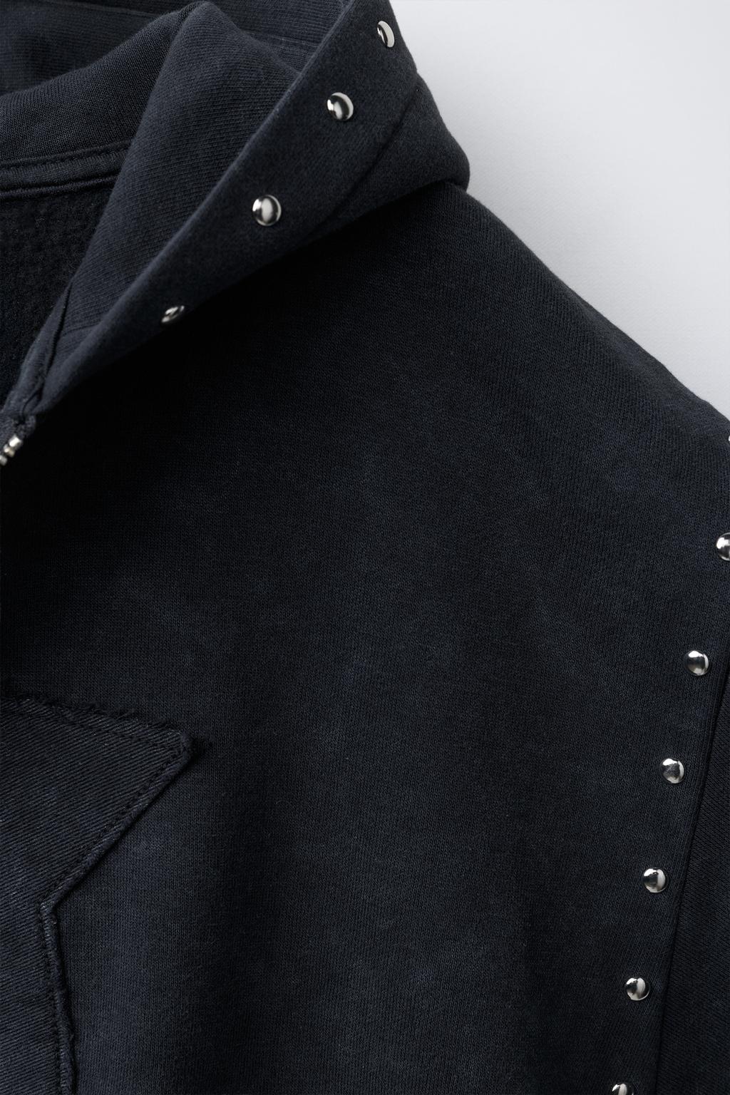 ТОЛСТОВКА С КАПЮШОНОМ, ЭФФЕКТОМ ПОТЕРТОСТИ, ЗВЕЗДОЙ И ЗАКЛЕПКАМИ