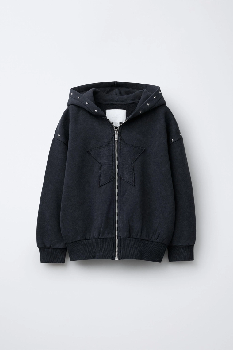 Толстовка в размытом стиле с звездой и заклепками