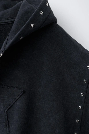 Толстовка с капюшоном, эффектом потертости, звездой и заклепками- Заказать в России