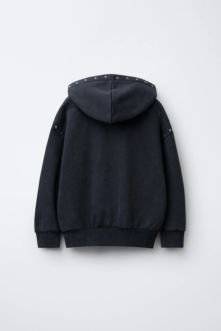 Толстовка в размытом стиле с звездой и заклепками