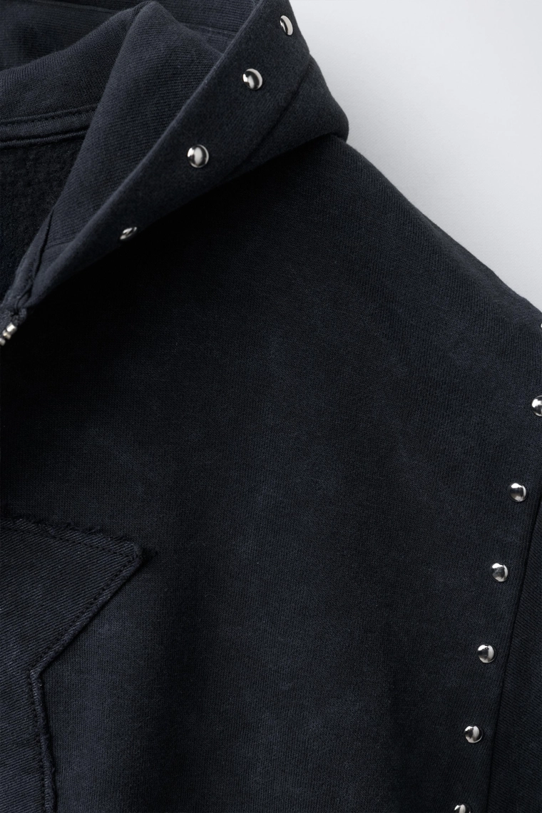 Толстовка в размытом стиле с звездой и заклепками