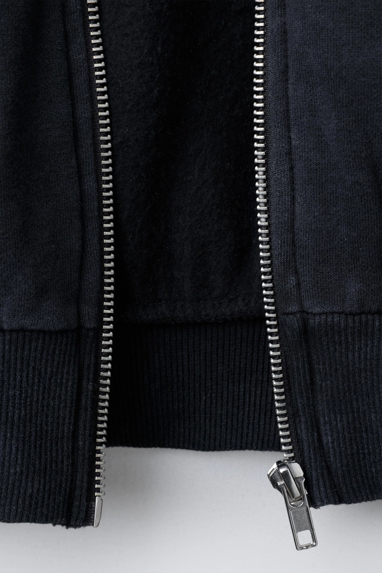 Толстовка в размытом стиле с звездой и заклепками