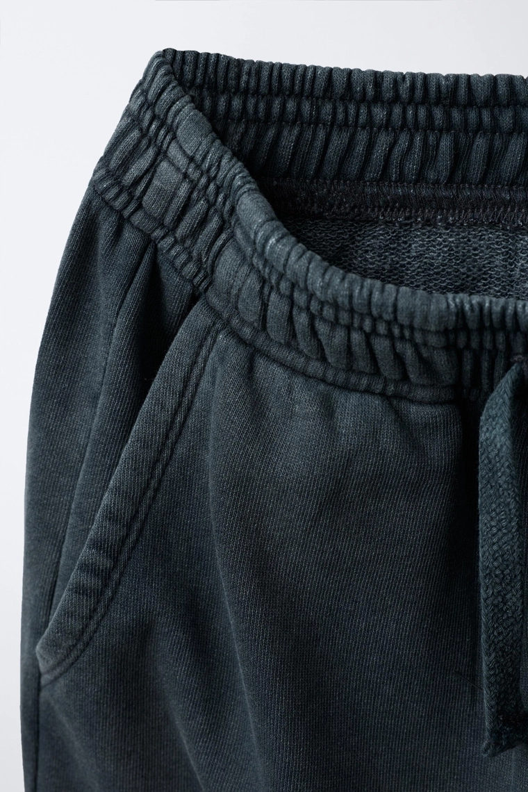 Широкие брюки с эффектом выцветания и звездными заклепками