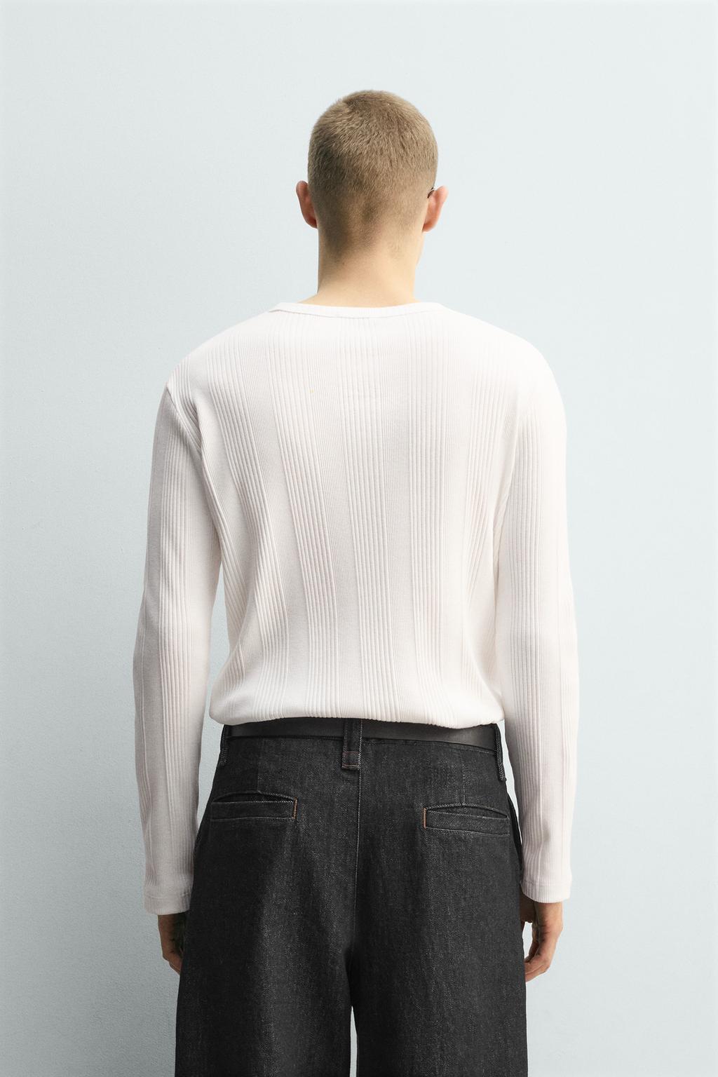 ФУТБОЛКА ИЗ РЕЛЬЕФНОЙ ТКАНИ С ВОРОТНИКОМ НА КНОПКАХ