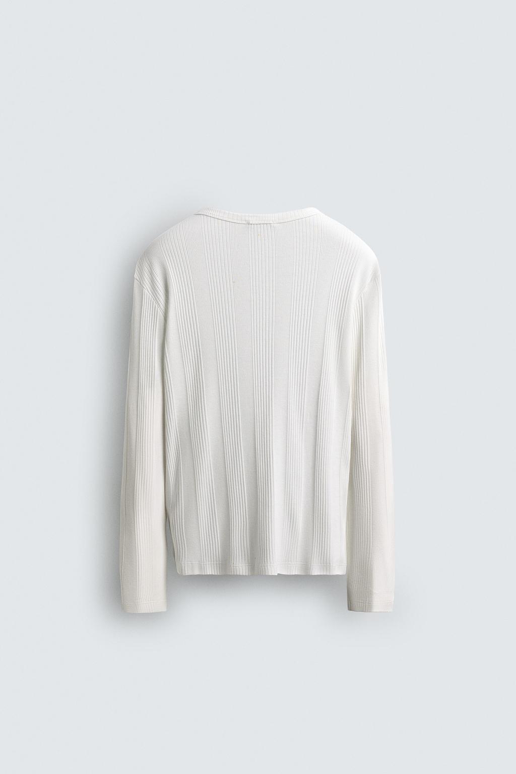 ФУТБОЛКА ИЗ РЕЛЬЕФНОЙ ТКАНИ С ВОРОТНИКОМ НА КНОПКАХ