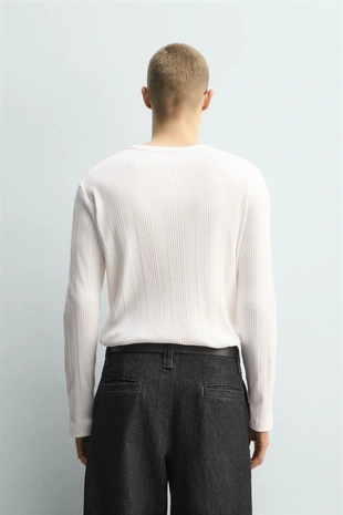 Футболка из рельефной ткани с воротником на кнопках- Заказать в России