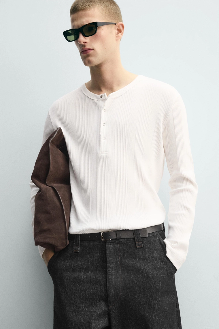 Футболка с текстурным воротником henley