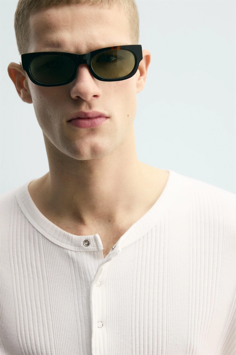 Футболка с текстурным воротником henley