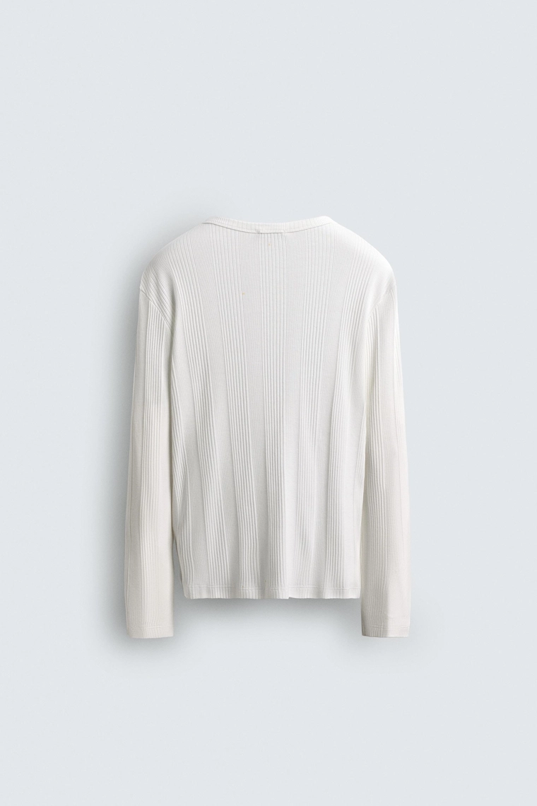 Футболка с текстурным воротником henley