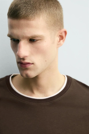 Футболка с двойной контрастной отделкой- Заказать в России