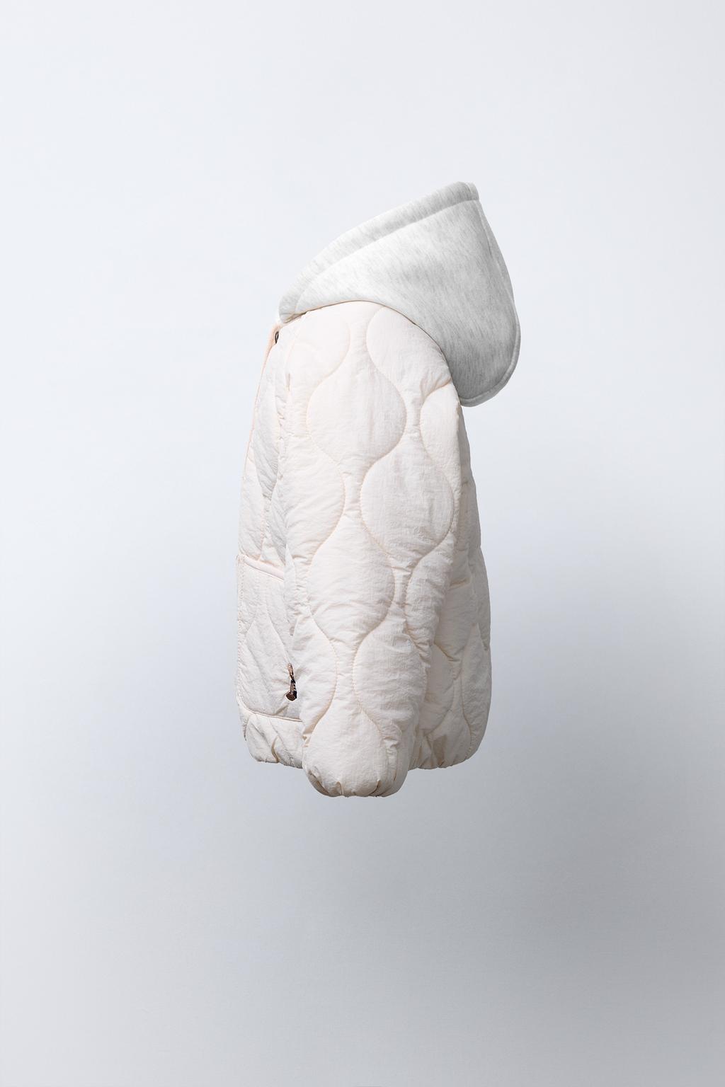 СТЕГАНАЯ КУРТКА С КАПЮШОНОМ И ВЫШИВКОЙ В ВИДЕ МЕДВЕДЯ