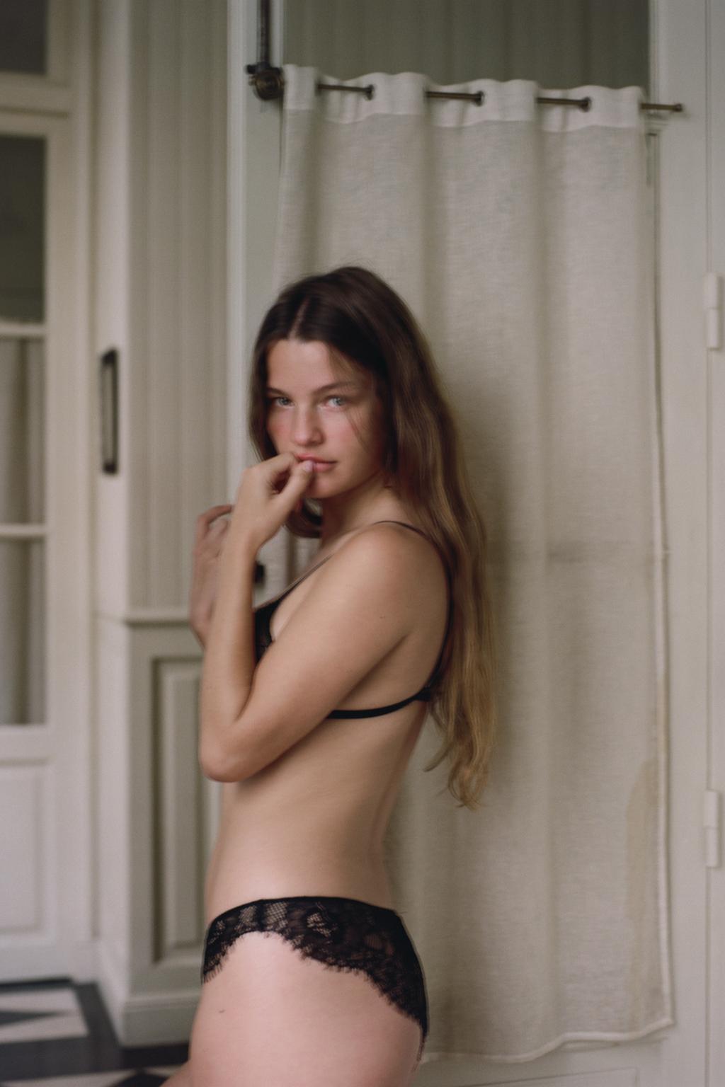 КРУЖЕВНОЙ БЮСТГАЛЬТЕР С ТРЕУГОЛЬНЫМИ ЧАШКАМИ