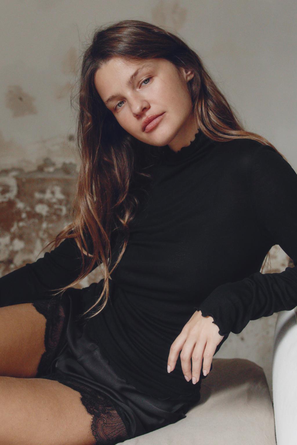 ОДНОТОННАЯ ФУТБОЛКА ИЗ ЛИОЦЕЛЛА