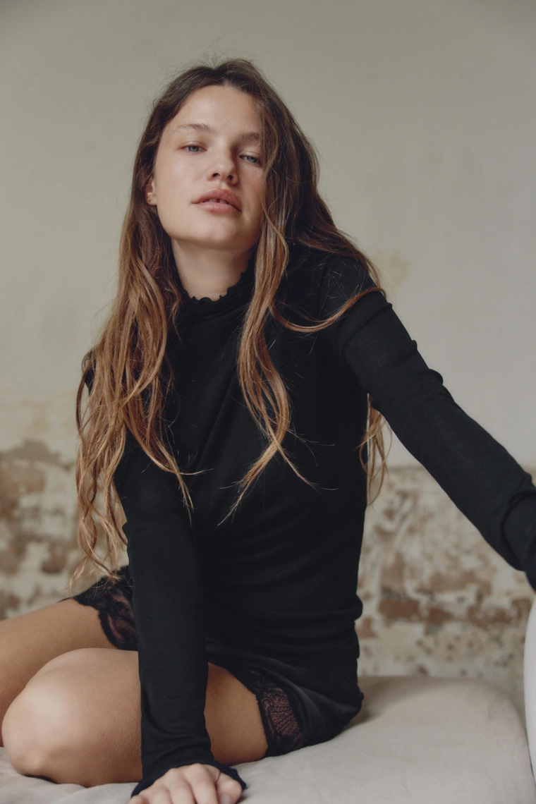 Простая футболка с высоким воротом из лиоцелла