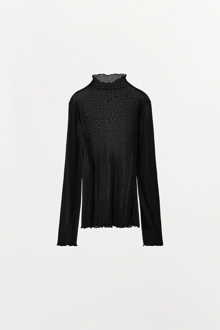 Простая футболка с высоким воротом из лиоцелла