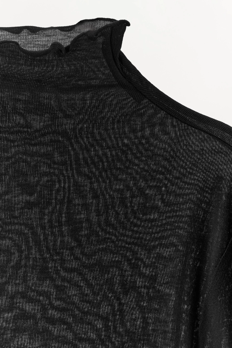 Простая футболка с высоким воротом из лиоцелла