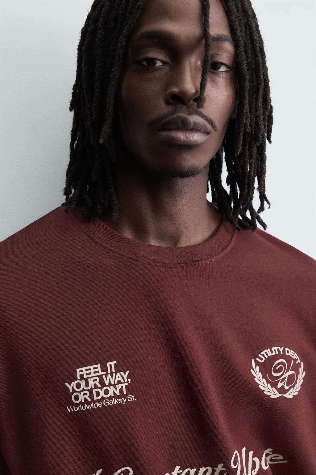 ФУТБОЛКА С КОНТРАСТНЫМ ПРИНТОМ