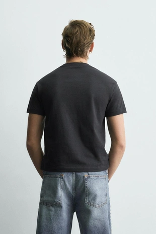 Укороченная футболка с надписью и эффектом потертости- Заказать в России