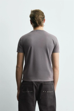 Футболка кроп с надписью и эффектом потертости- Заказать в России