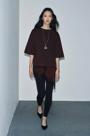 Комбинированная футболка с кружевом- Заказать в России