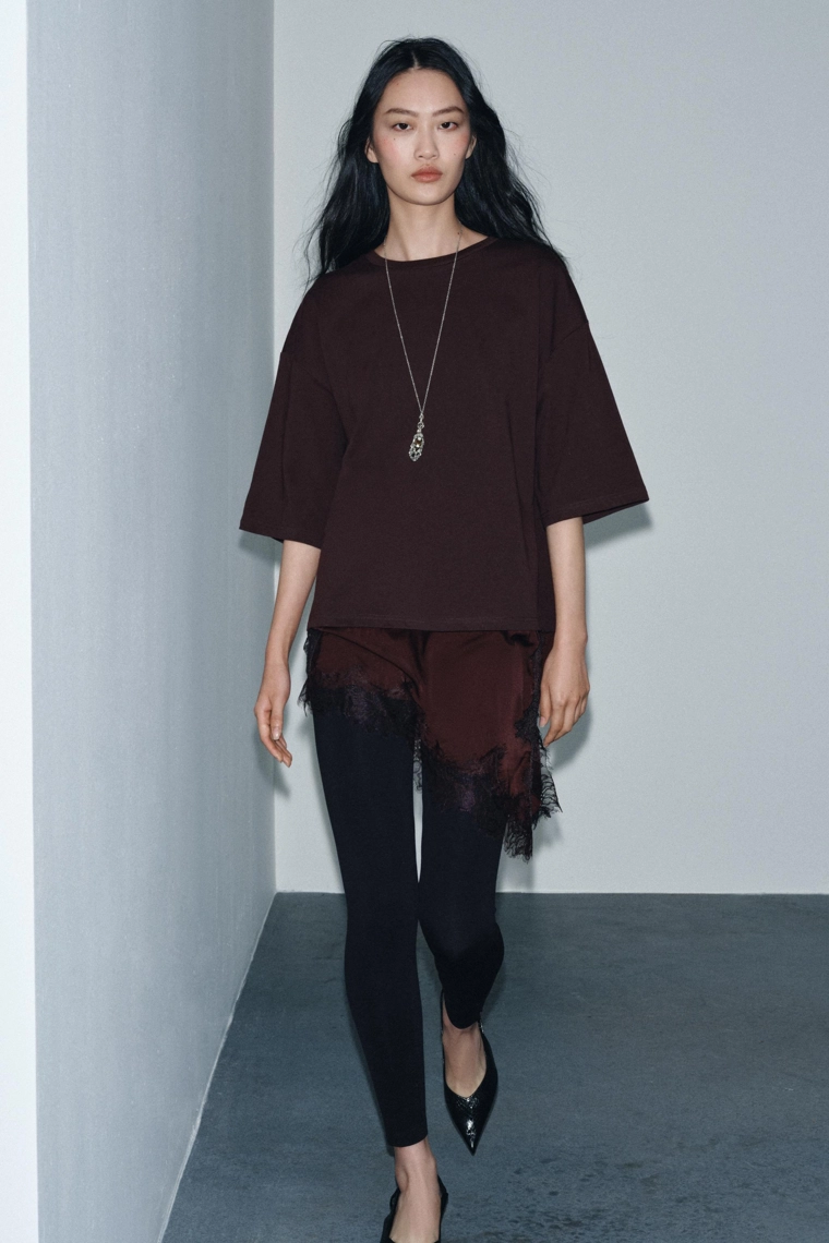 Футболка с кружевными аппликациями