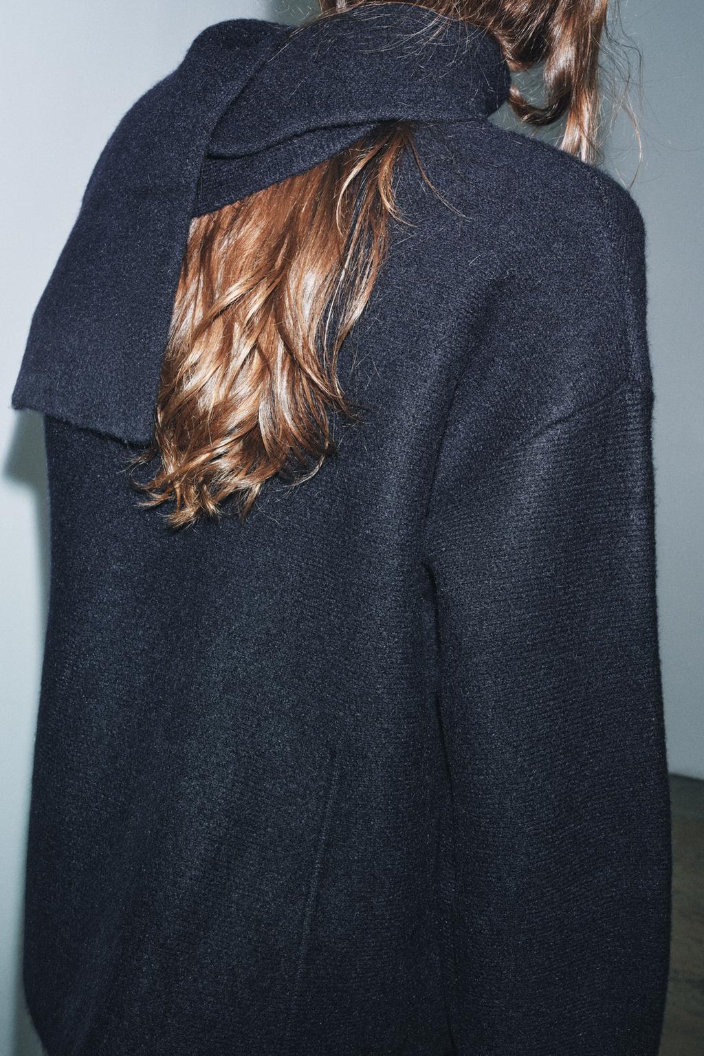 КОРОТКОЕ ТРИКОТАЖНОЕ ПАЛЬТО С ШАРФОМ