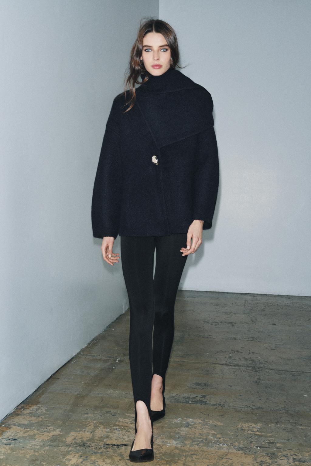 КОРОТКОЕ ТРИКОТАЖНОЕ ПАЛЬТО С ШАРФОМ