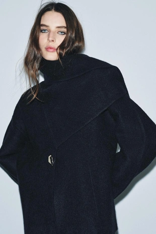 Короткое трикотажное пальто с шарфом- Заказать в России