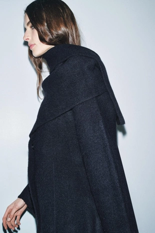 Короткое трикотажное пальто с шарфом- Заказать в России