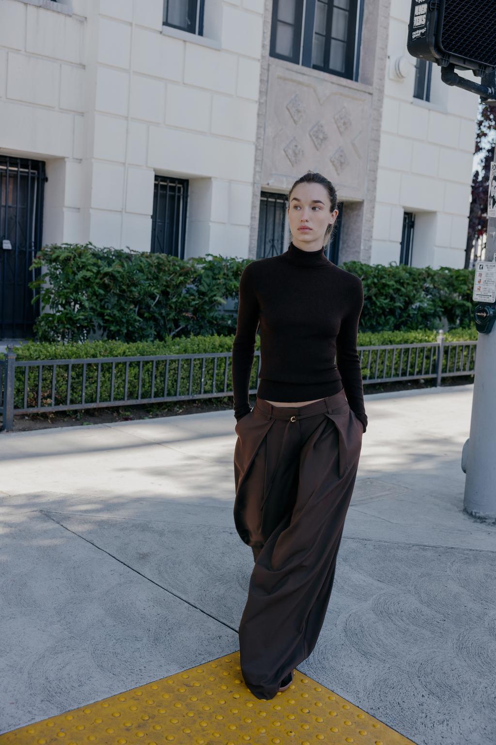 Вязанный свитер с высоким воротником из шерсти