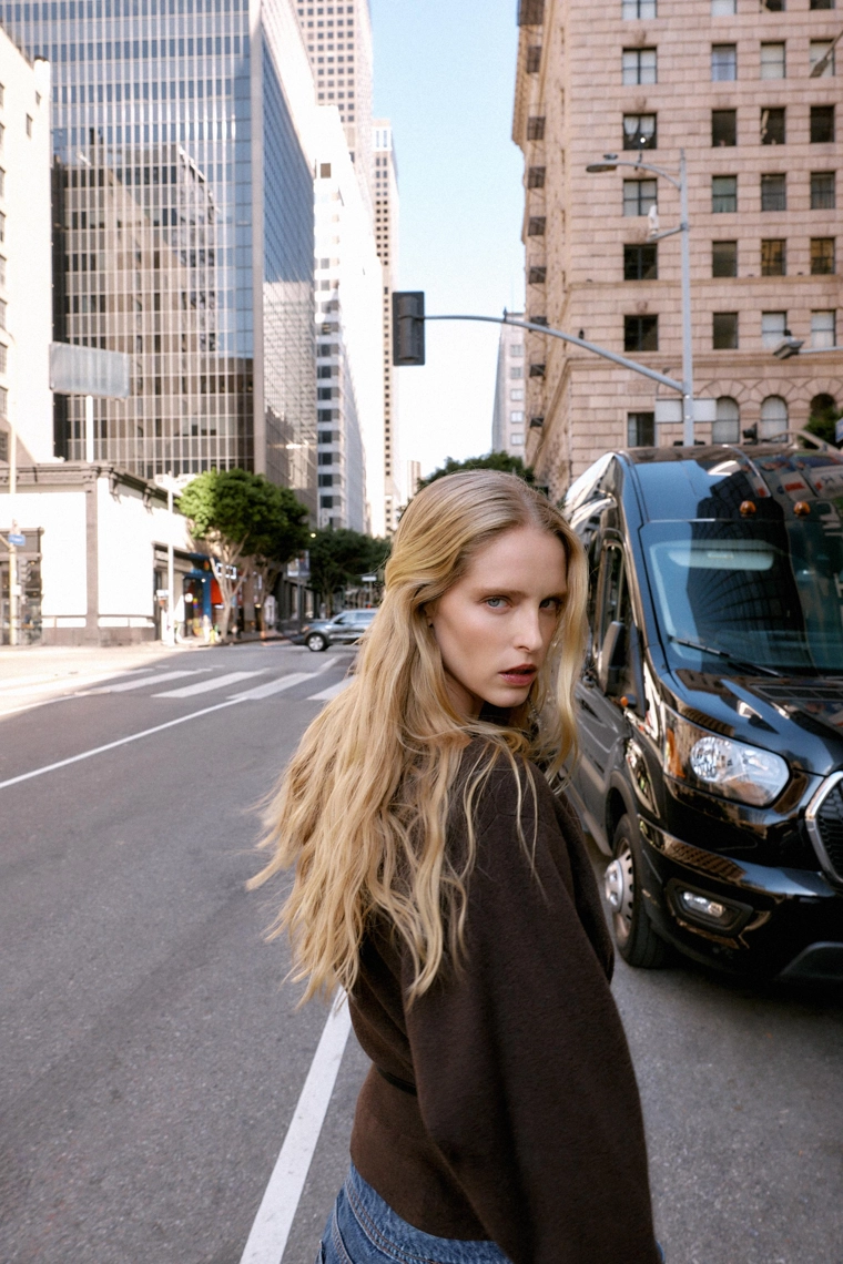 Джемпер с поясом из гладкой вязки